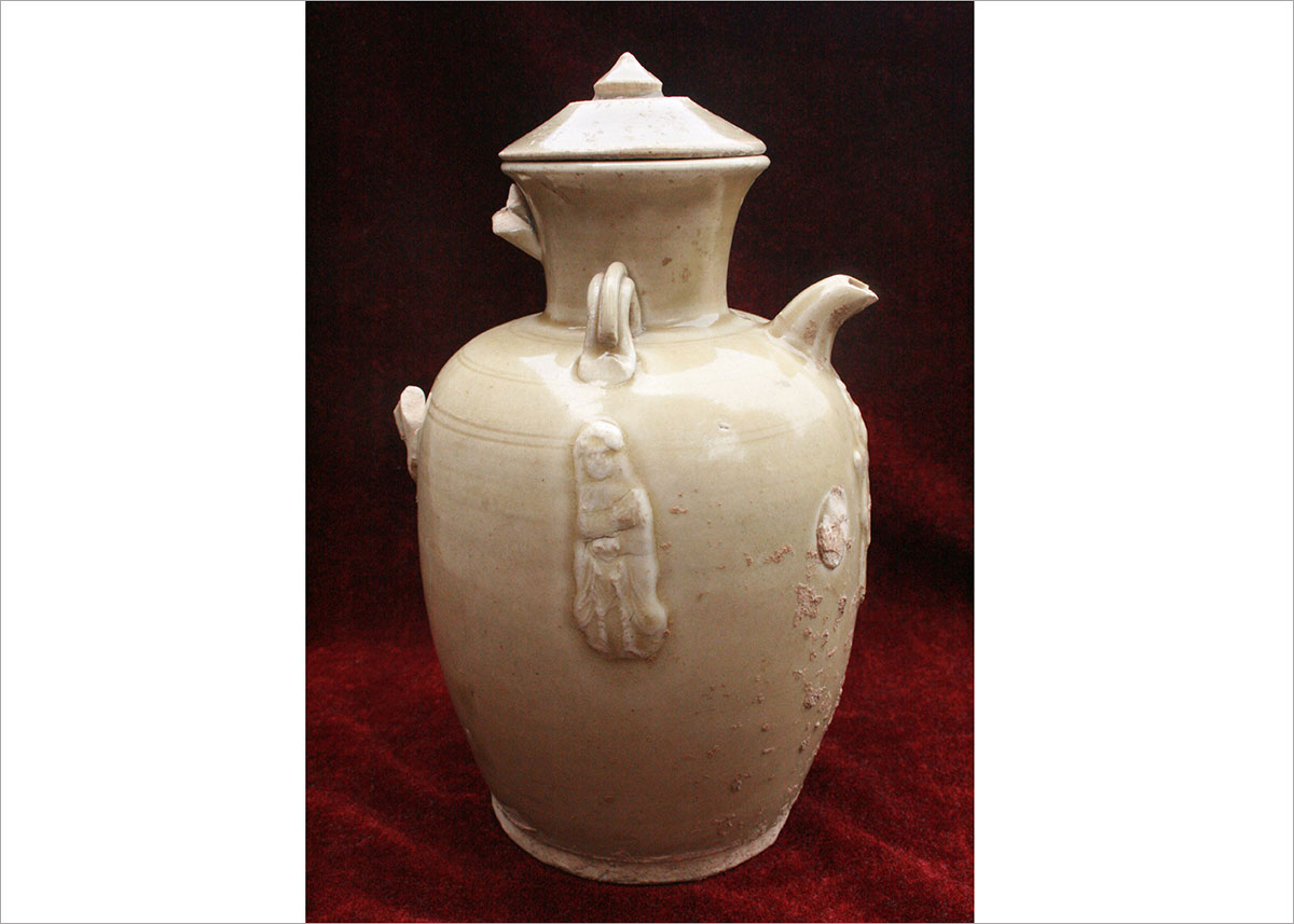 定瓷 · 黄釉贴伎乐人物注壶.jpg