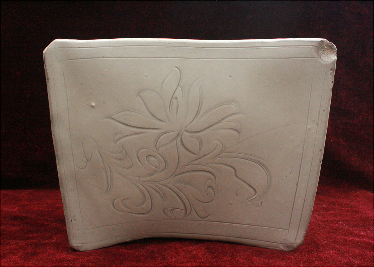 定瓷 · 白釉刻花方形枕.jpg