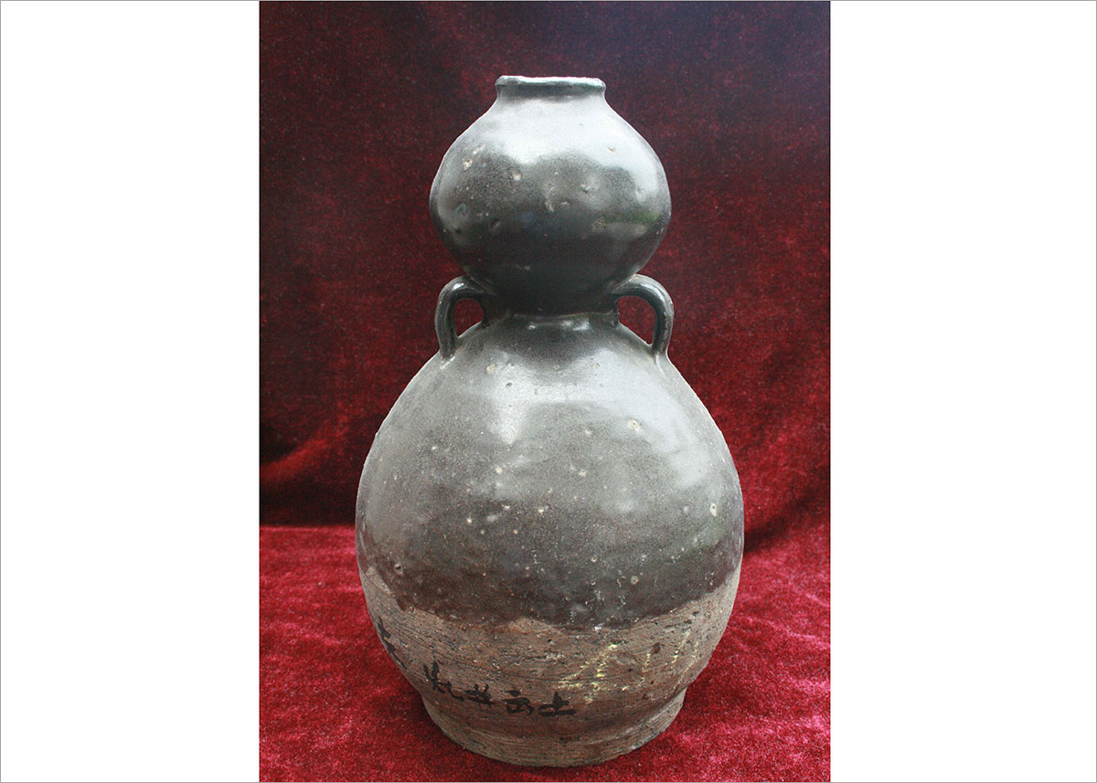 定瓷 · 黑釉葫芦瓶.jpg