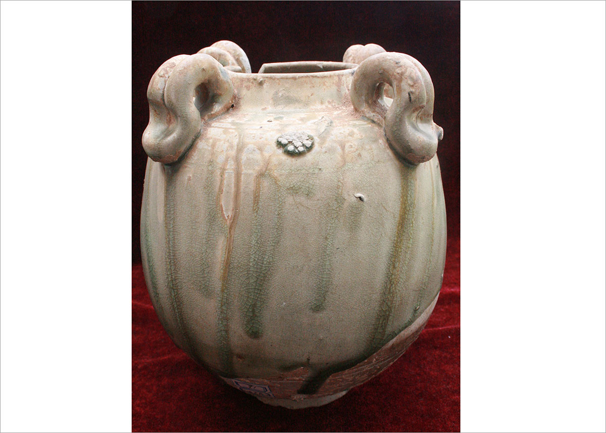 定瓷 · 青釉四系罐.jpg