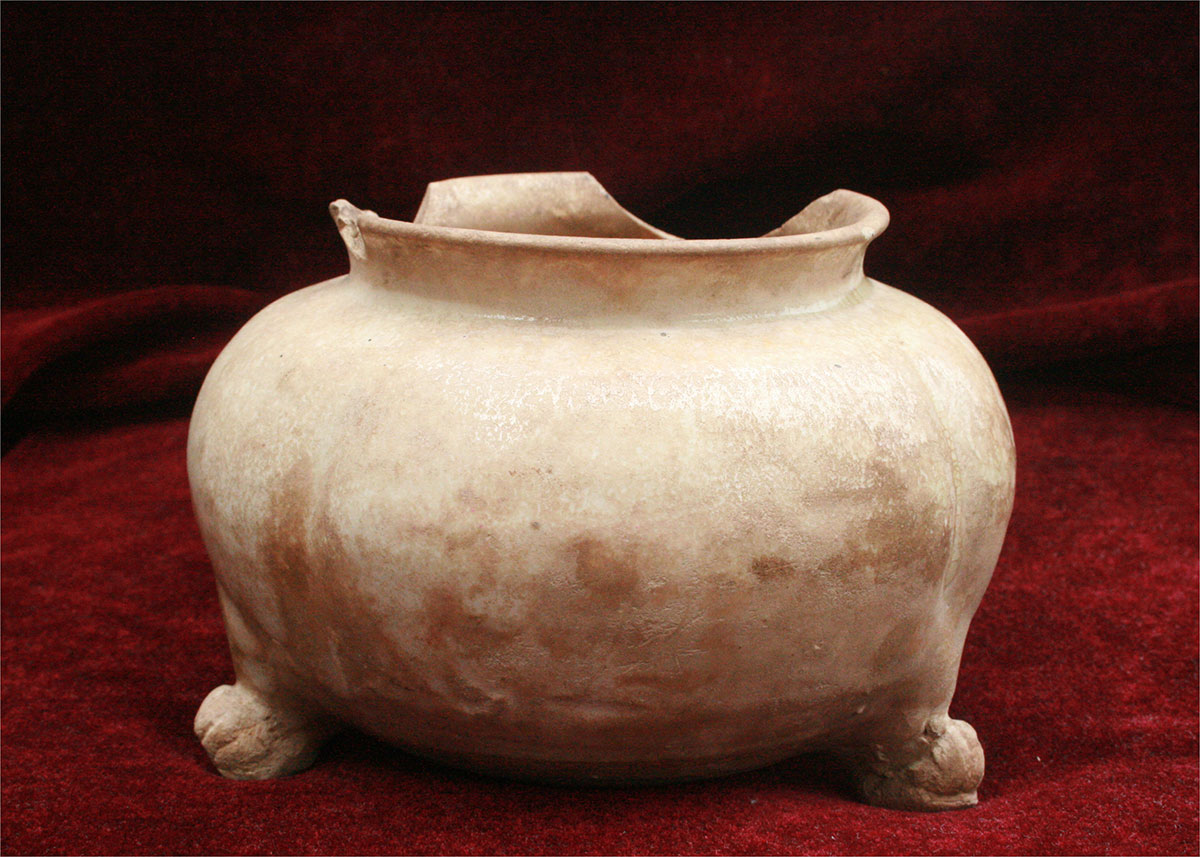 定瓷 · 白釉瓜棱三足炉.jpg