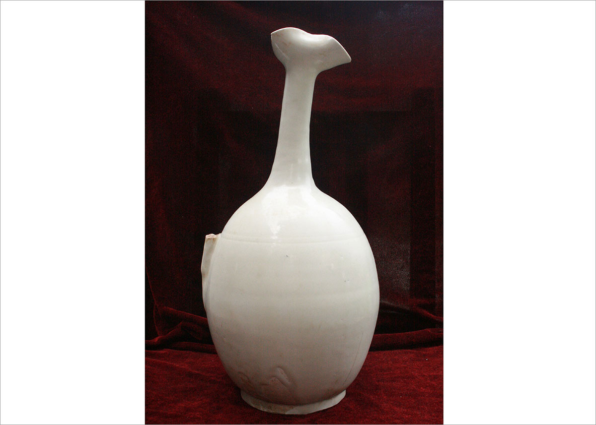 定瓷 · 白釉凤首长颈执壶.jpg