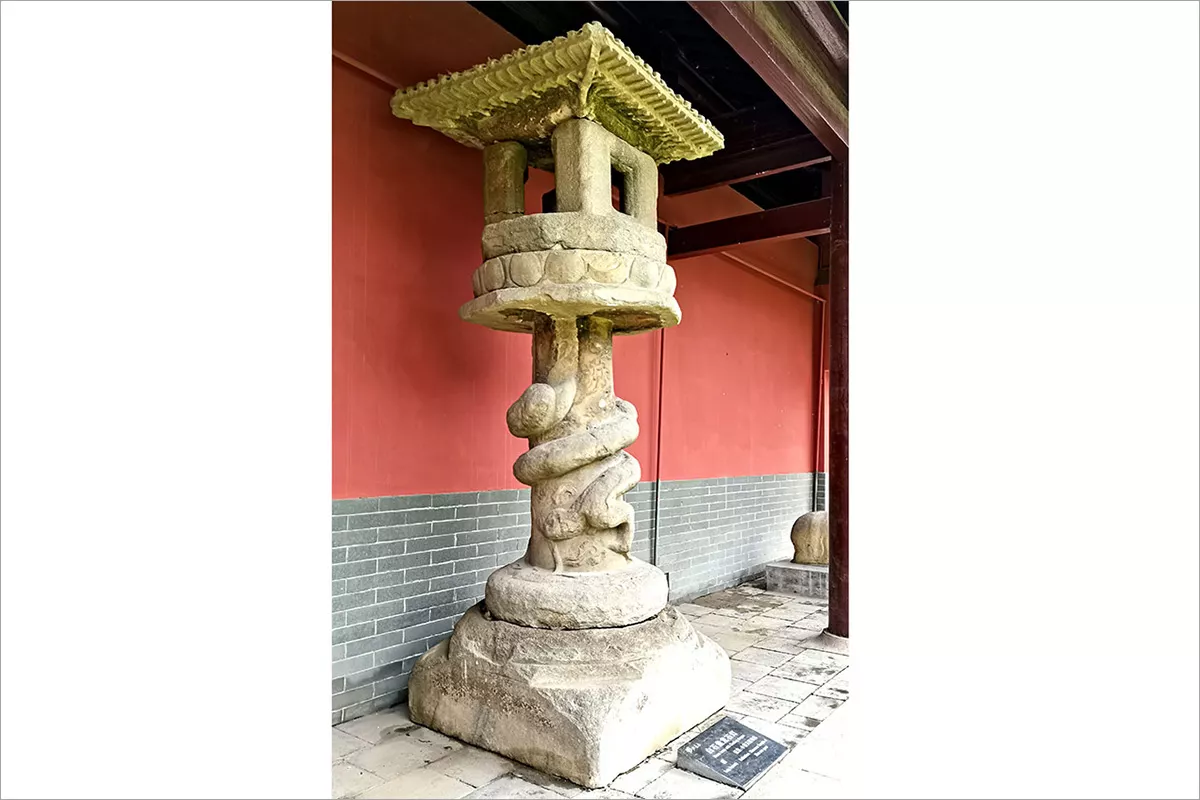 白石盘龙石灯（唐）