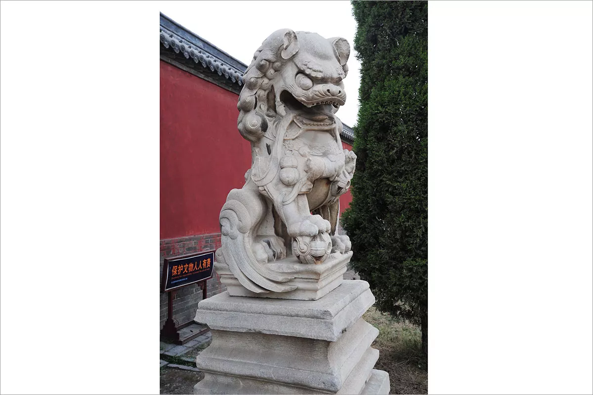 白石蹲狮（明）