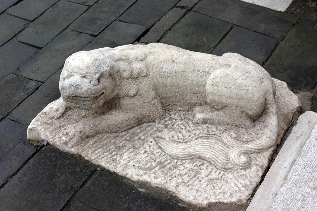 白石卧狮角石（元）