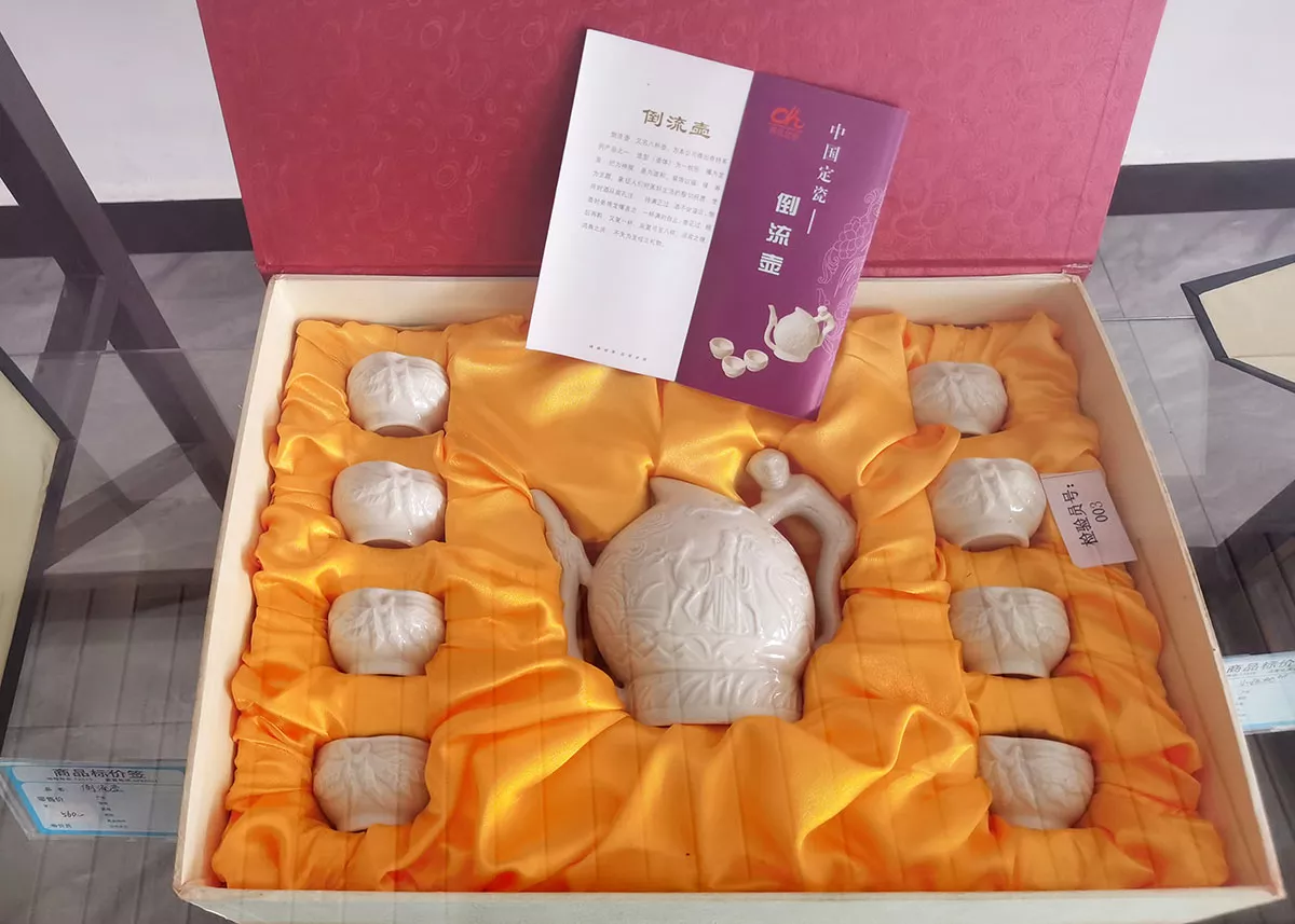 本地区特色旅游商品 · 定瓷《倒流壶》